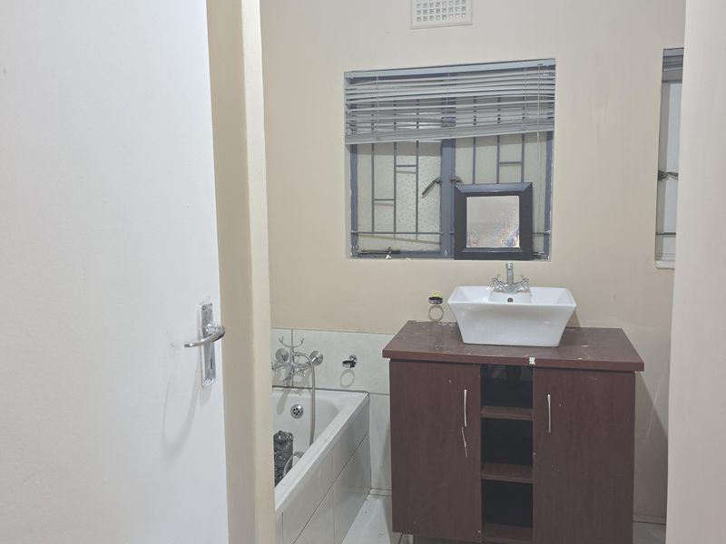 Modern 3-Bedroom Home to Let in Mooinooi - Photo 10