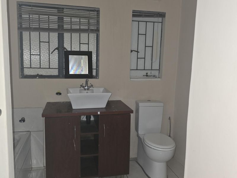 Modern 3-Bedroom Home to Let in Mooinooi - Photo 9