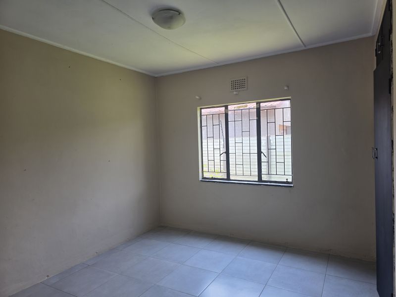 Modern 3-Bedroom Home to Let in Mooinooi - Photo 8