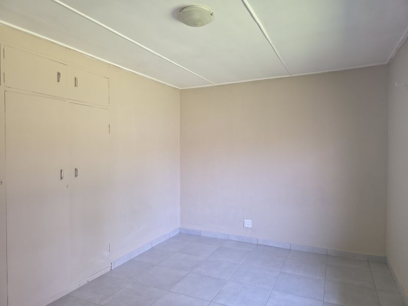 Modern 3-Bedroom Home to Let in Mooinooi - Photo 4