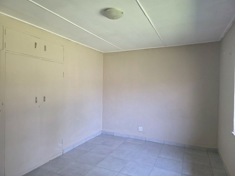 Modern 3-Bedroom Home to Let in Mooinooi - Photo 5