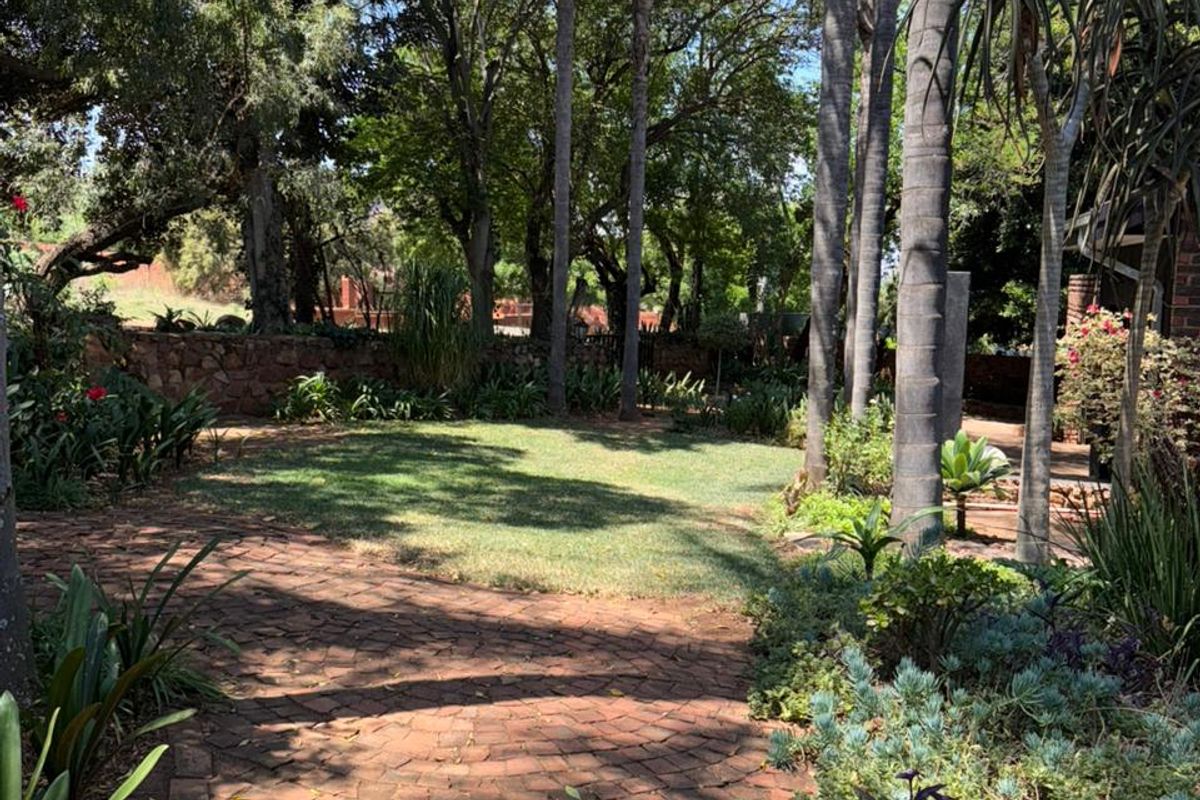 Versatile Home + Proven Guesthouse Income in Schoemansville, Hartbeespoort - Photo 2