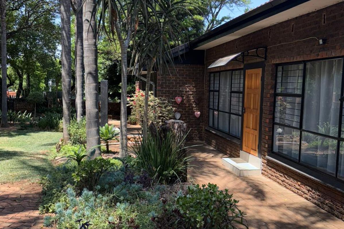 Versatile Home + Proven Guesthouse Income in Schoemansville, Hartbeespoort - Photo 4