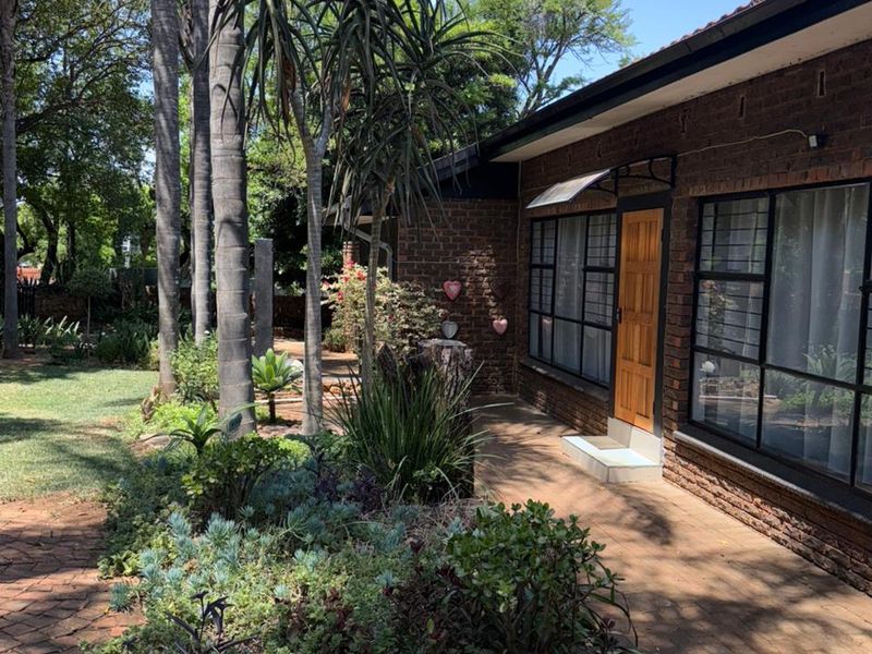 Versatile Home + Proven Guesthouse Income in Schoemansville, Hartbeespoort - Photo 4