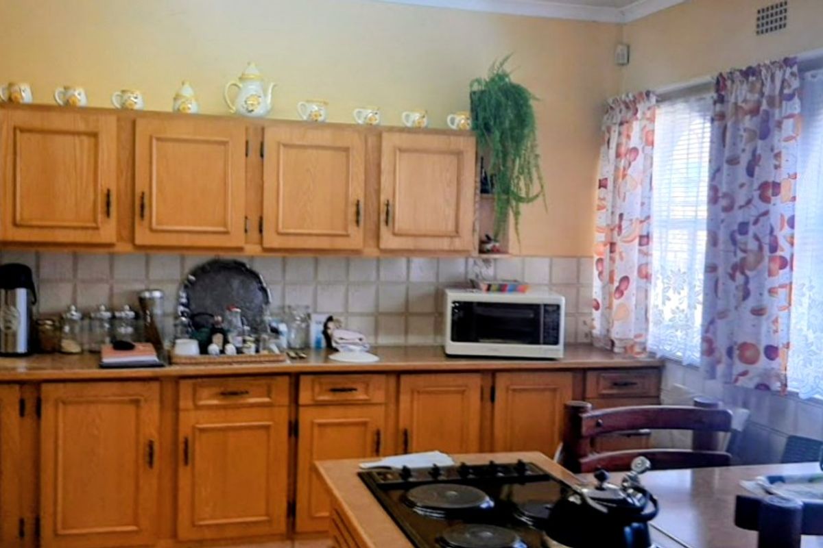 Immaculate  & Warm Family Haven! - Photo 5