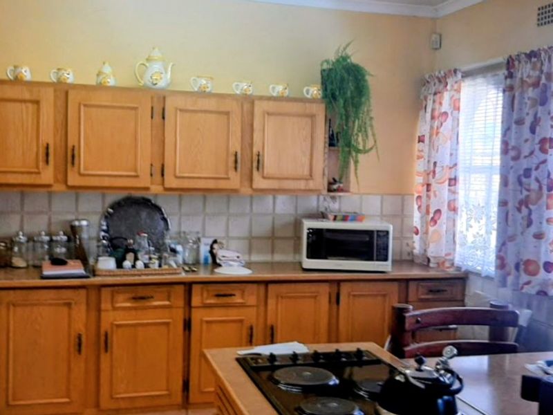 Immaculate  & Warm Family Haven! - Photo 5