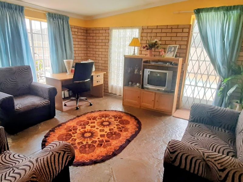 Immaculate  & Warm Family Haven! - Photo 10