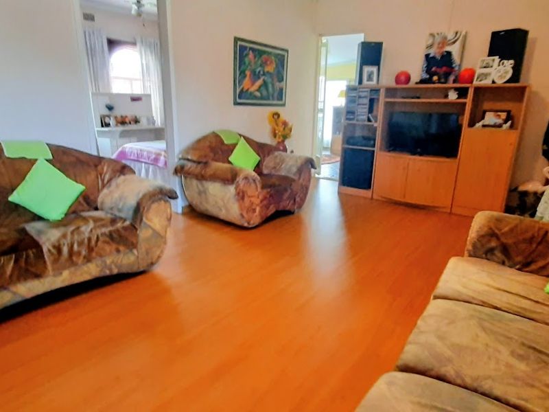 Immaculate  & Warm Family Haven! - Photo 9