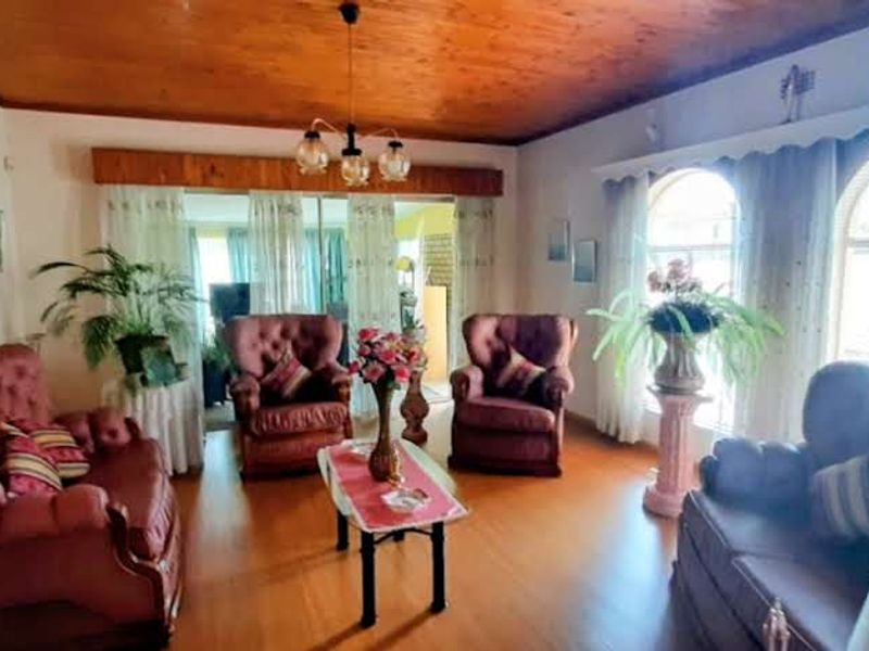 Immaculate  & Warm Family Haven! - Photo 8