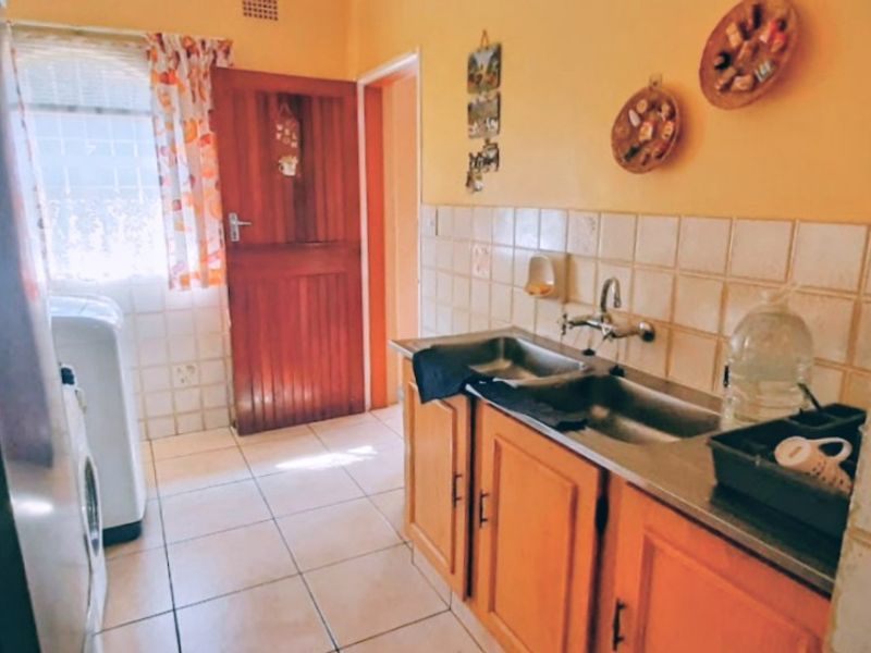 Immaculate  & Warm Family Haven! - Photo 6