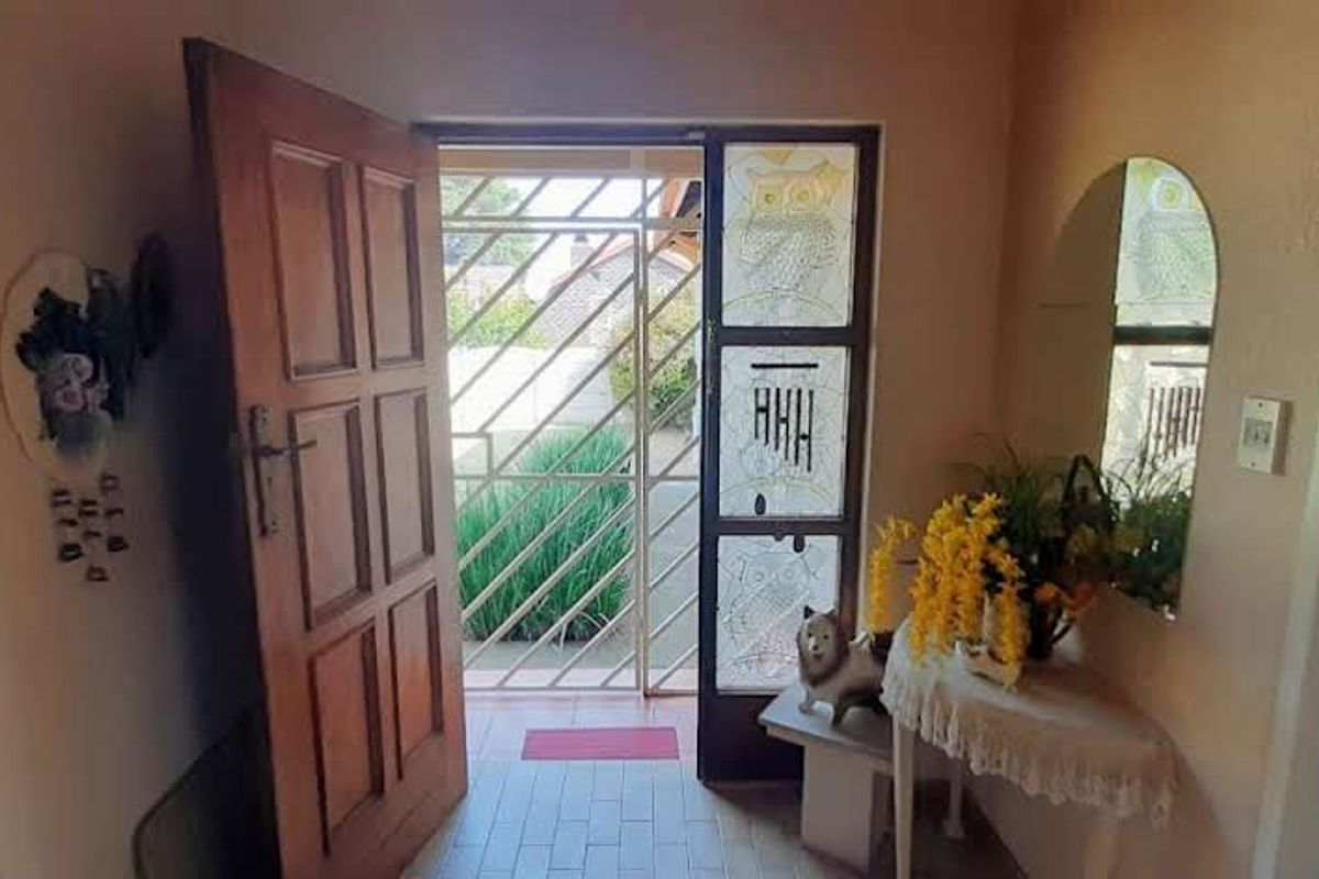 Immaculate  & Warm Family Haven! - Photo 3