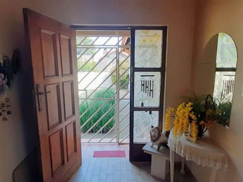 Immaculate  & Warm Family Haven! - Photo 3