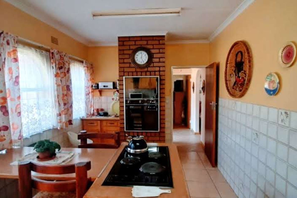 Immaculate  & Warm Family Haven! - Photo 4