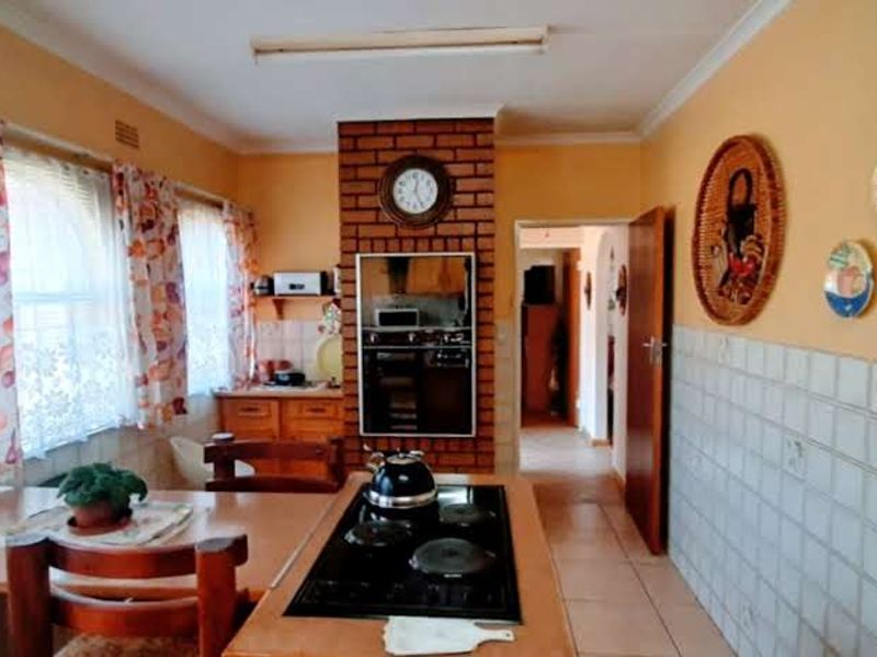 Immaculate  & Warm Family Haven! - Photo 4