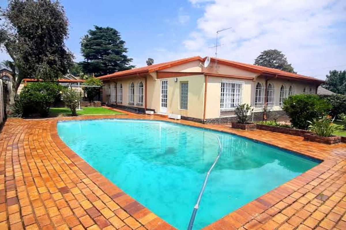 Immaculate  & Warm Family Haven! - Photo 2