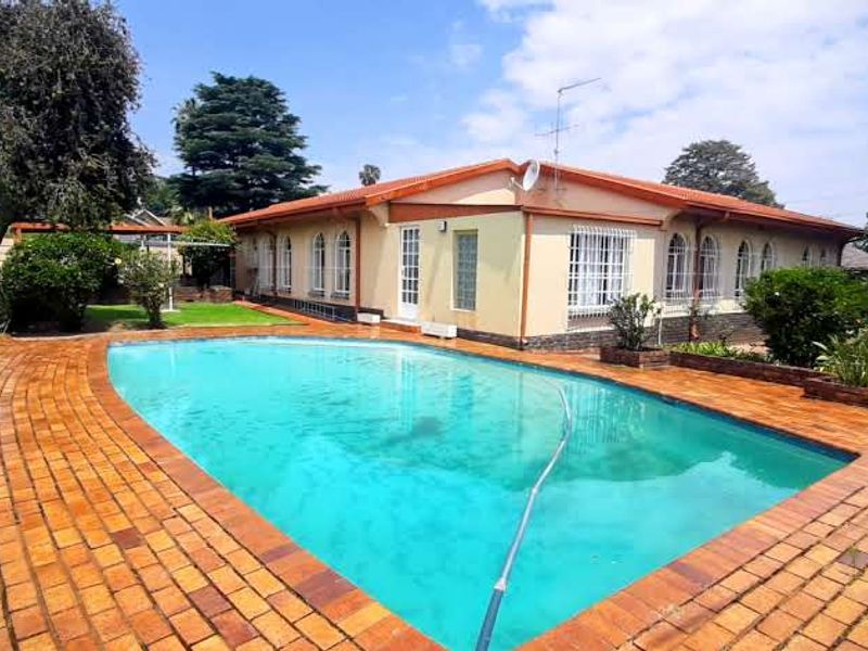 Immaculate  & Warm Family Haven! - Photo 2