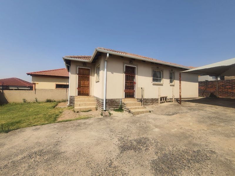 House For Sale In Witbank - Photo 3