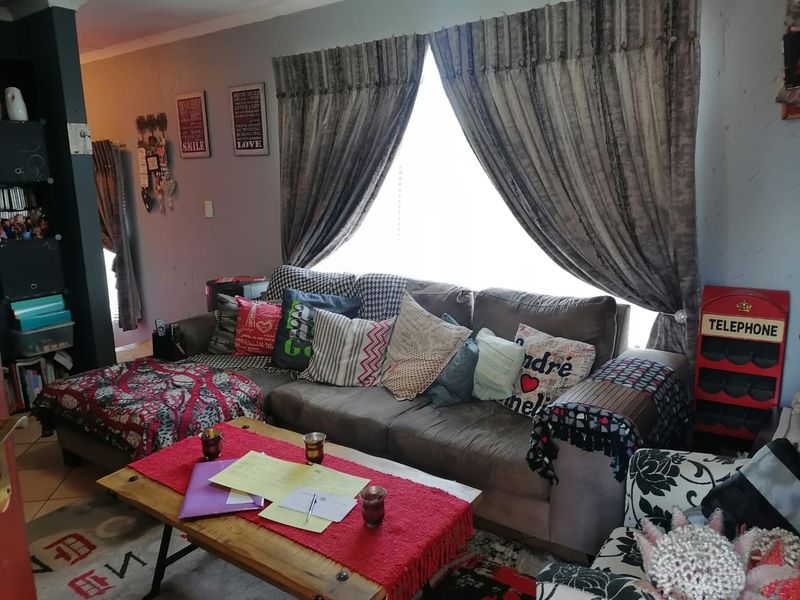 Charming 2-Bedroom, 2-Bathroom Townhouse in Secure Glen Marais Complex – Perfect Starter Home! - Photo 3