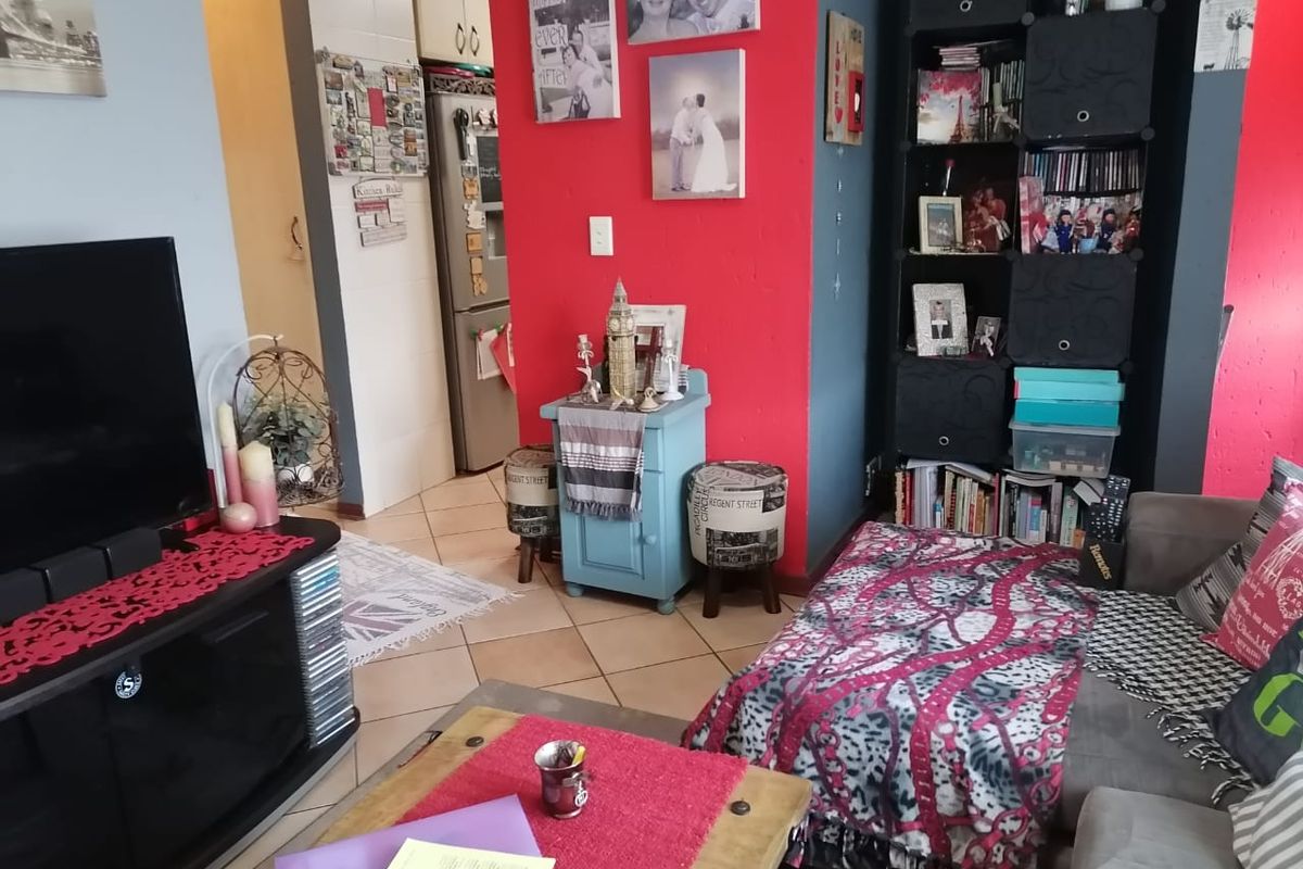 Charming 2-Bedroom, 2-Bathroom Townhouse in Secure Glen Marais Complex – Perfect Starter Home! - Photo 4