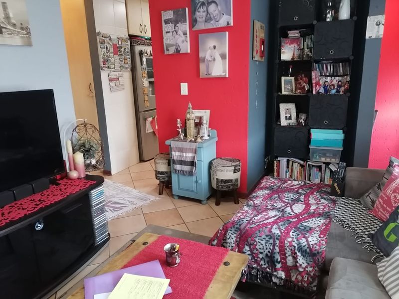 Charming 2-Bedroom, 2-Bathroom Townhouse in Secure Glen Marais Complex – Perfect Starter Home! - Photo 4