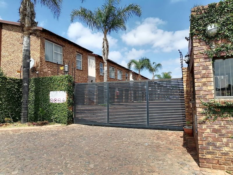 Charming 2-Bedroom, 2-Bathroom Townhouse in Secure Glen Marais Complex – Perfect Starter Home!
