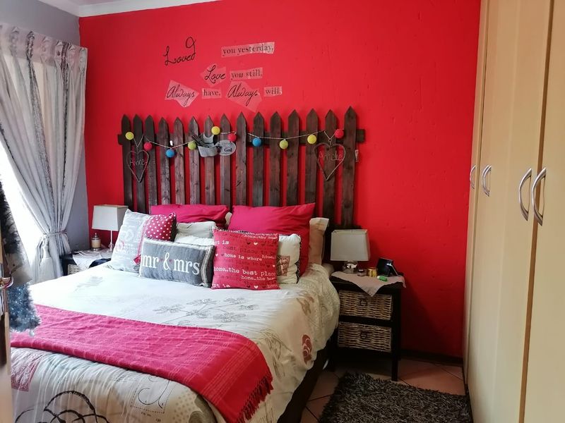 Charming 2-Bedroom, 2-Bathroom Townhouse in Secure Glen Marais Complex – Perfect Starter Home! - Photo 7