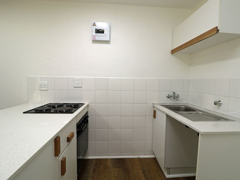 RENOVATED BREEZY ONE BED APARTMENT IN BRYANSTON - Photo 7