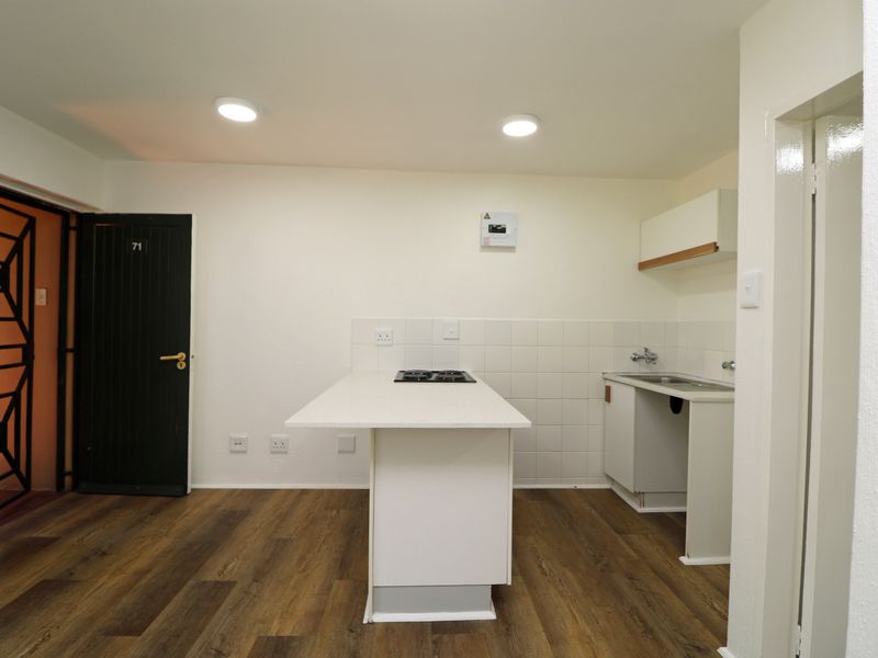 RENOVATED BREEZY ONE BED APARTMENT IN BRYANSTON - Photo 6