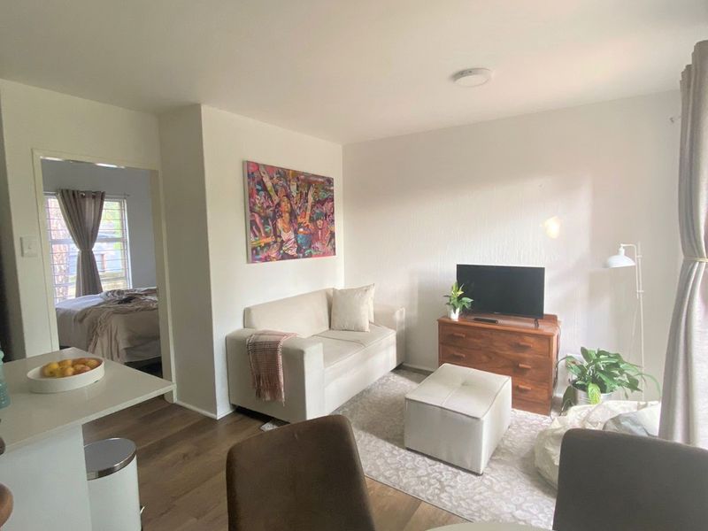 RENOVATED BREEZY ONE BED APARTMENT IN BRYANSTON - Photo 4