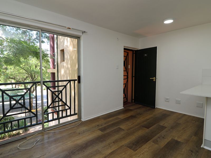 RENOVATED BREEZY ONE BED APARTMENT IN BRYANSTON - Photo 2