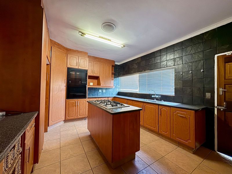 Stunning Three Bedroom Home In Dalpark For Sale - Photo 8