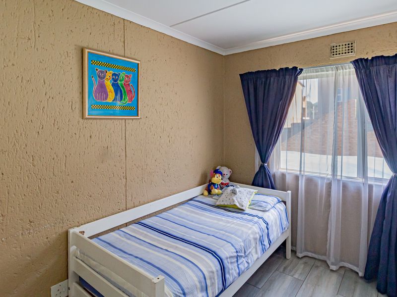 Stylishly Renovated 3-Bedroom Apartment with Stunning Views in Winchester Hills - Photo 10