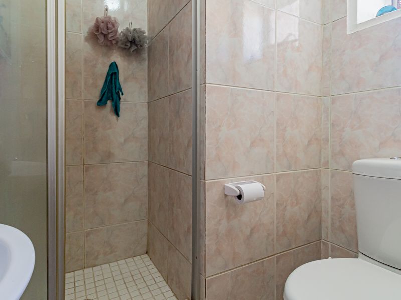 Stylishly Renovated 3-Bedroom Apartment with Stunning Views in Winchester Hills - Photo 9