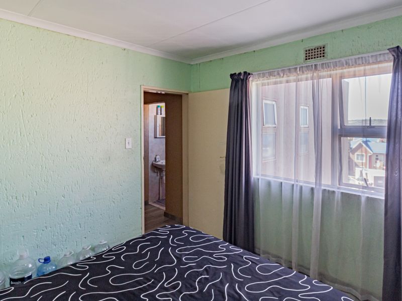 Stylishly Renovated 3-Bedroom Apartment with Stunning Views in Winchester Hills - Photo 8