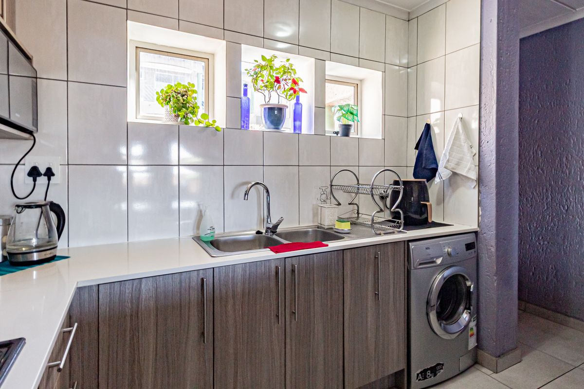 Stylishly Renovated 3-Bedroom Apartment with Stunning Views in Winchester Hills - Photo 5