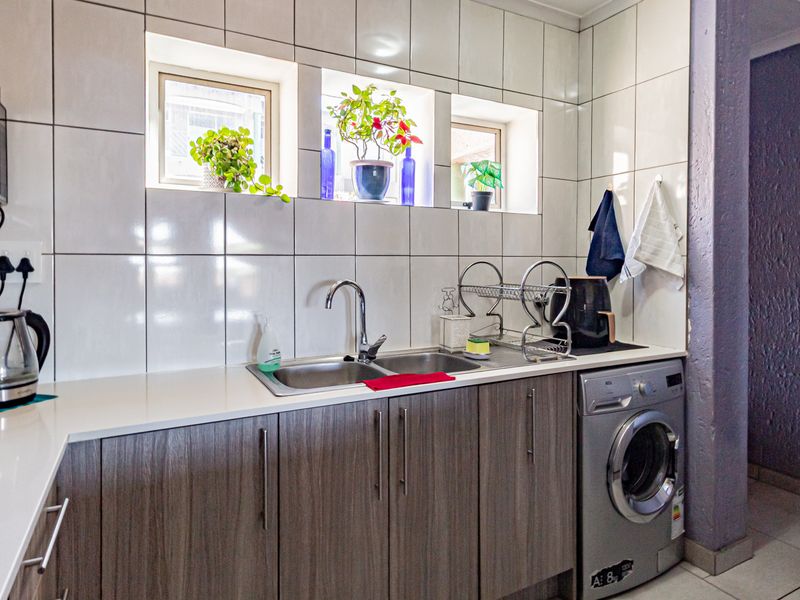 Stylishly Renovated 3-Bedroom Apartment with Stunning Views in Winchester Hills - Photo 5