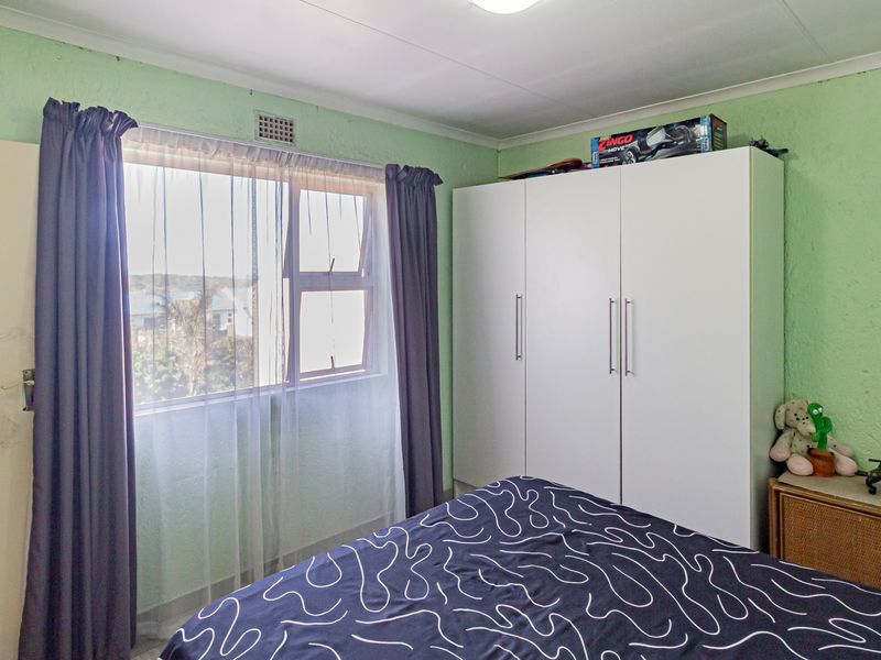 Stylishly Renovated 3-Bedroom Apartment with Stunning Views in Winchester Hills - Photo 7