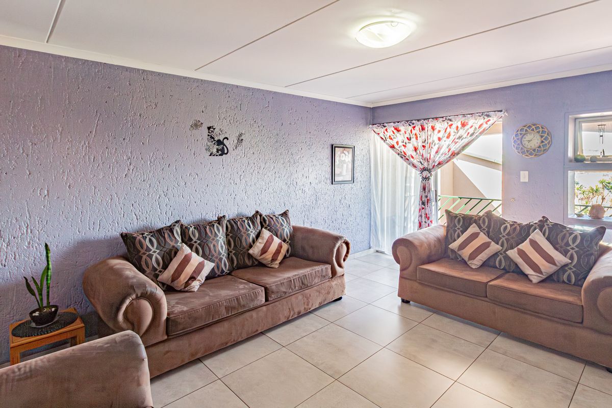 Stylishly Renovated 3-Bedroom Apartment with Stunning Views in Winchester Hills - Photo 2