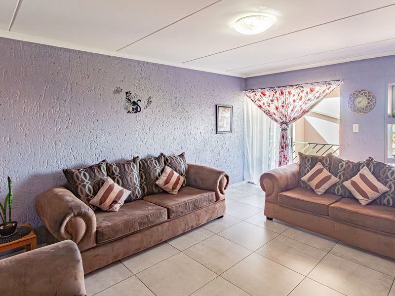 Stylishly Renovated 3-Bedroom Apartment with Stunning Views in Winchester Hills - Photo 2