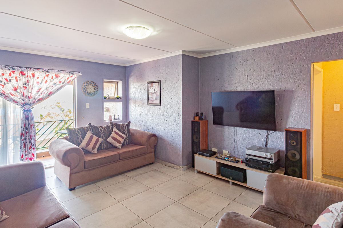 Stylishly Renovated 3-Bedroom Apartment with Stunning Views in Winchester Hills - Photo 3