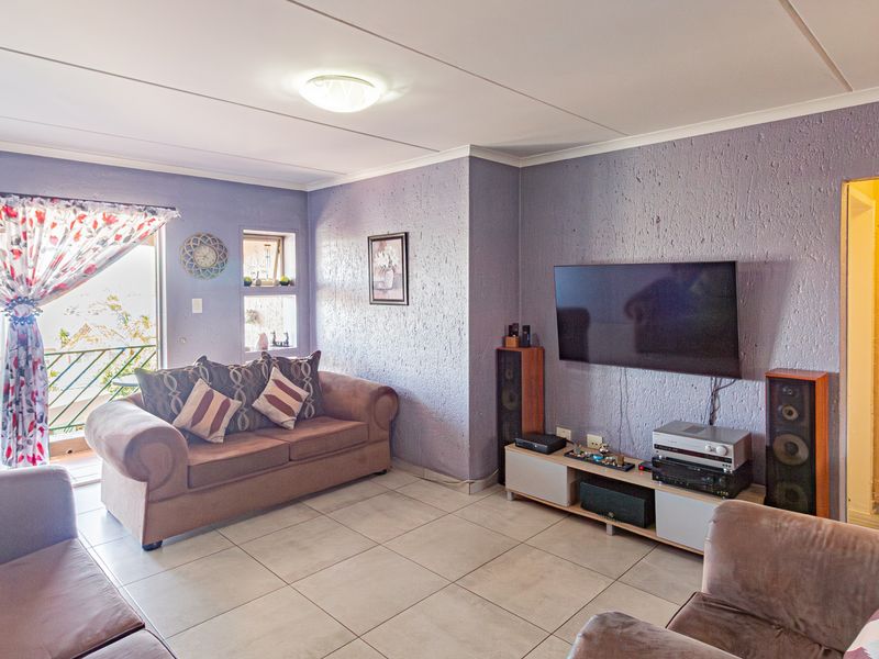 Stylishly Renovated 3-Bedroom Apartment with Stunning Views in Winchester Hills - Photo 3