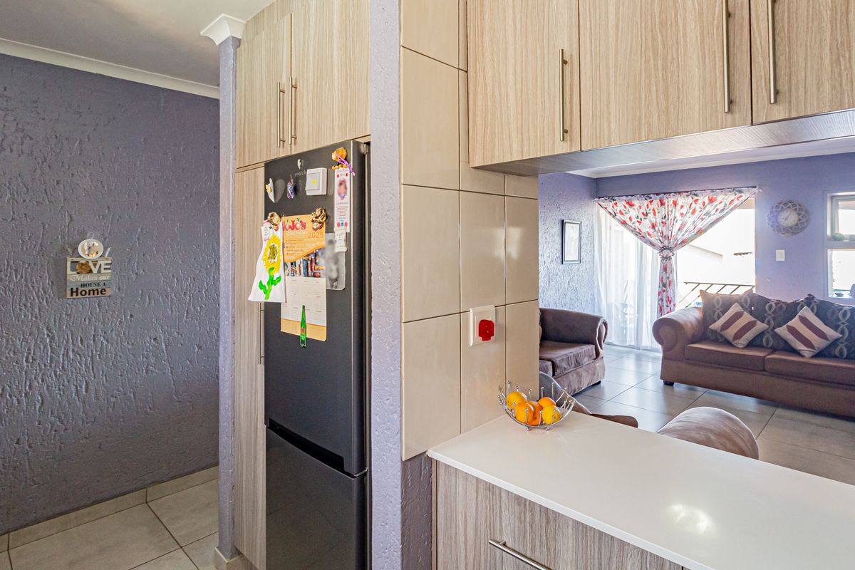 Stylishly Renovated 3-Bedroom Apartment with Stunning Views in Winchester Hills - Photo 4