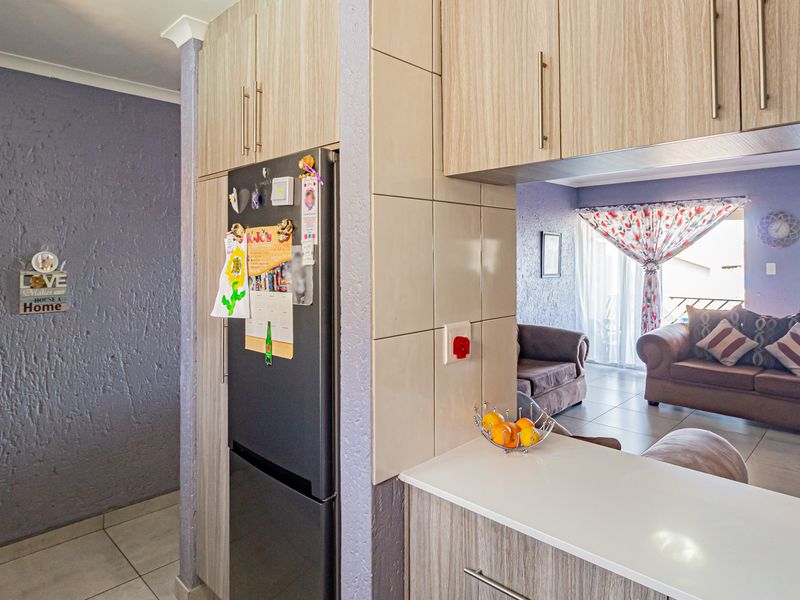 Stylishly Renovated 3-Bedroom Apartment with Stunning Views in Winchester Hills - Photo 4