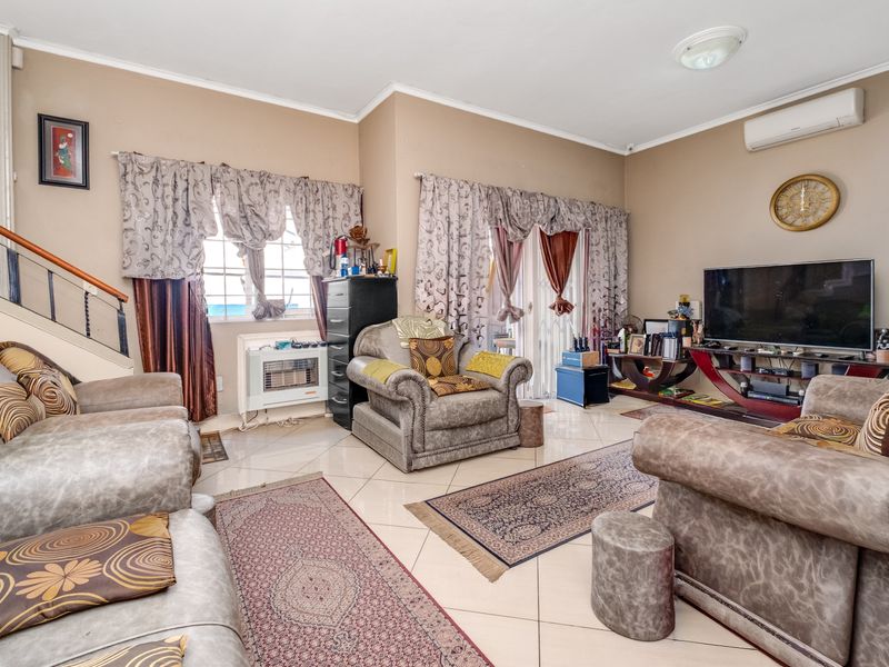 A PEACEFUL HAVEN.  THE EPITOME OF LUXURY AND GOOD TASTE. - Photo 4