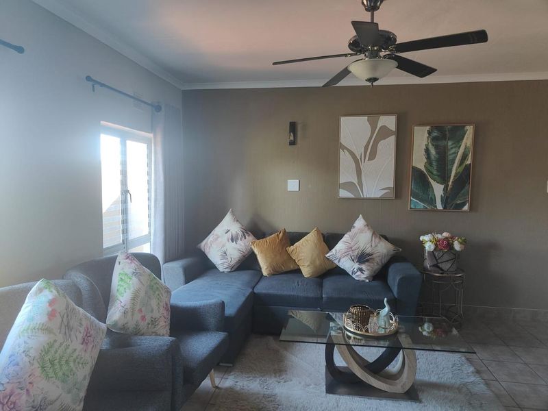 Chic 2 - Bedroom Apartment with Partial Sea Views- Ideal for Airbnb - Photo 10