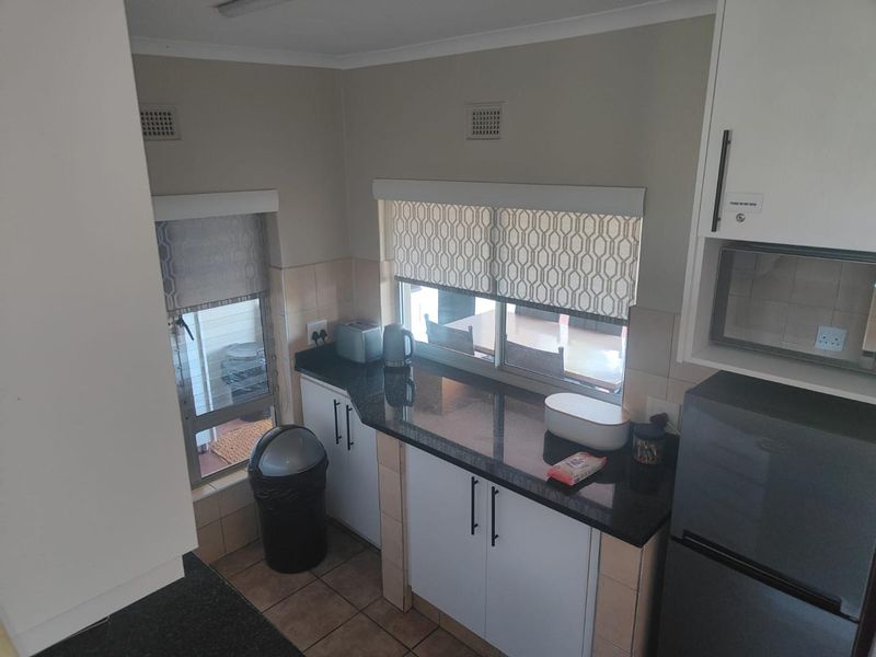 Chic 2 - Bedroom Apartment with Partial Sea Views- Ideal for Airbnb - Photo 9