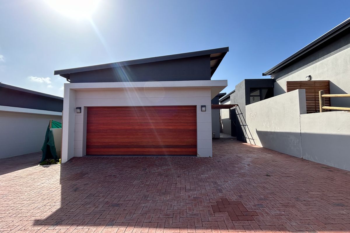 Palm Oasis – Contemporary Living in Palm Lakes Estate - Photo 2