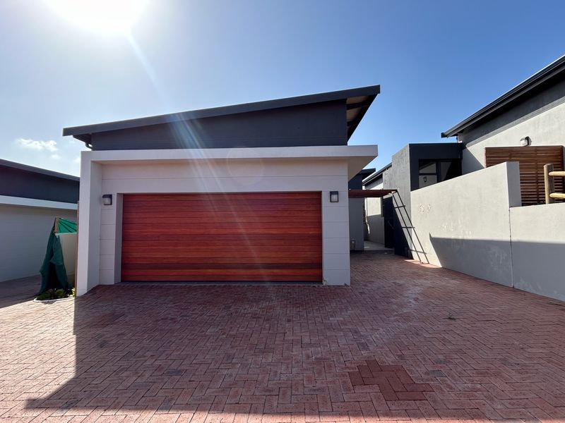 Palm Oasis – Contemporary Living in Palm Lakes Estate - Photo 2