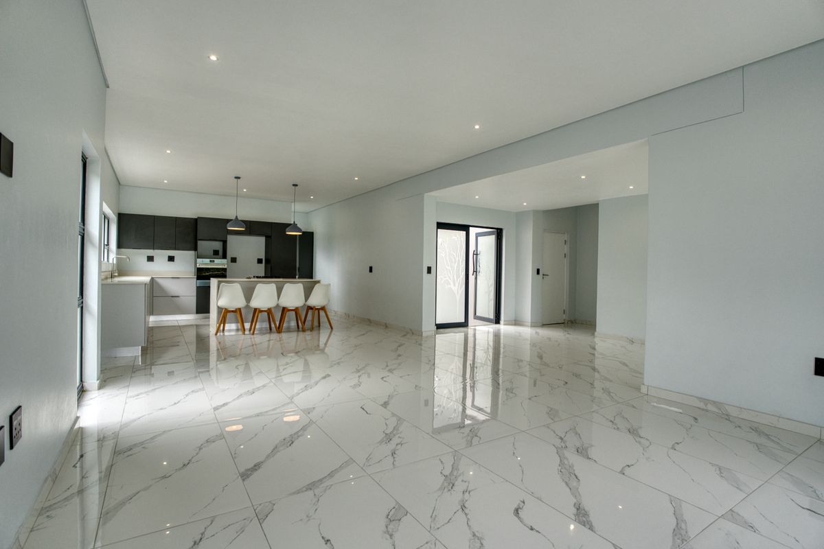 Elegant 3-Bedroom Home with Pool in Prestigious Palm Lakes Estate - Photo 4