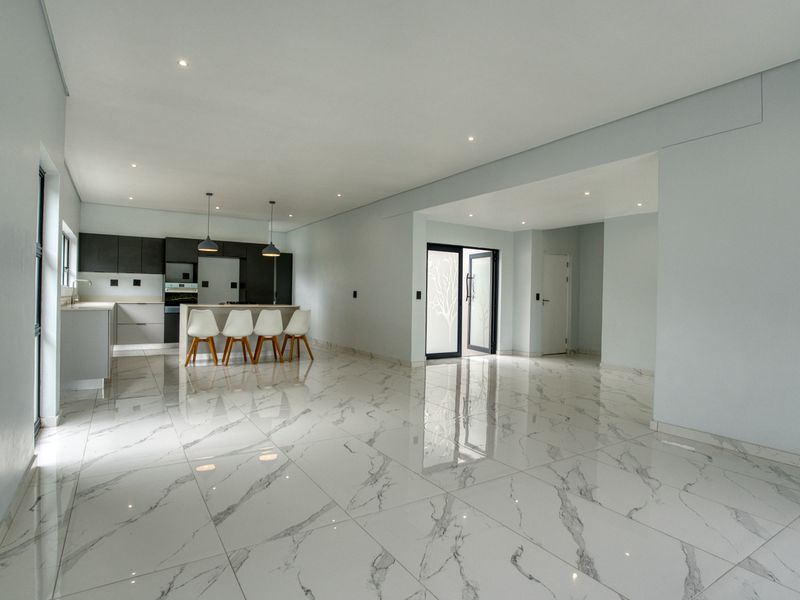 Elegant 3-Bedroom Home with Pool in Prestigious Palm Lakes Estate - Photo 4